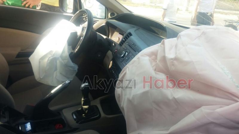 Hakimiyetini Kaybeden Otomobil Sürücüsü Direğe Çarptı