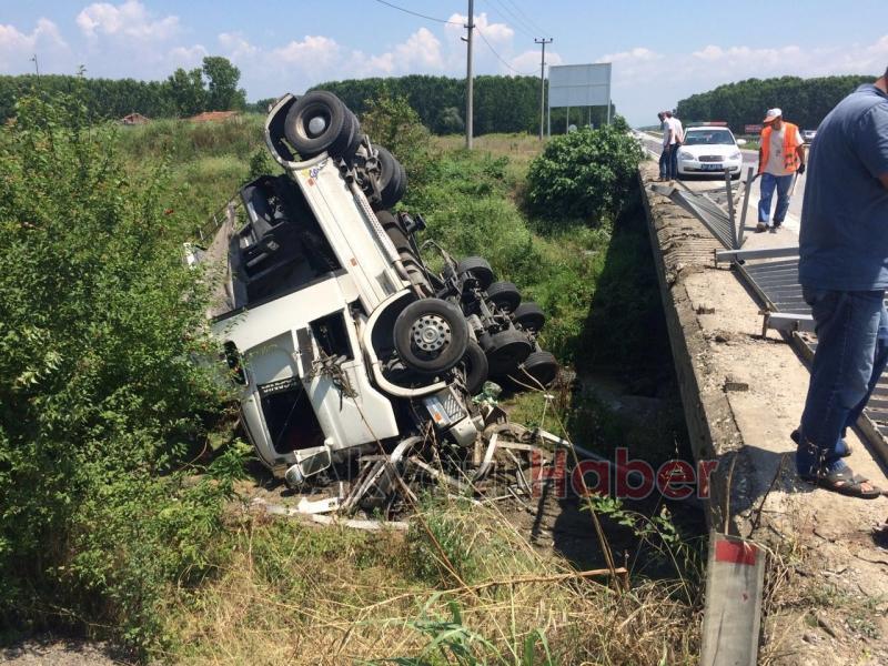 Hakimiyetini Kaybeden Tır Şoförü Köprüden Şarampole Uçtu