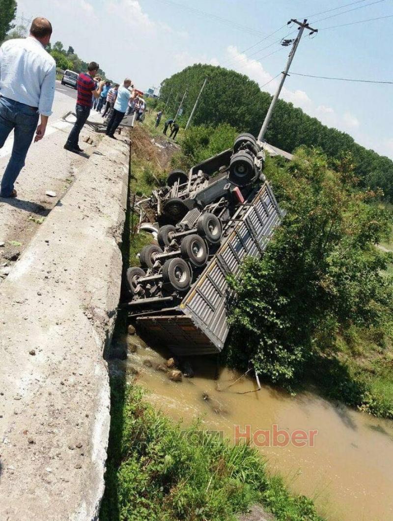 Hakimiyetini Kaybeden Tır Şoförü Köprüden Şarampole Uçtu
