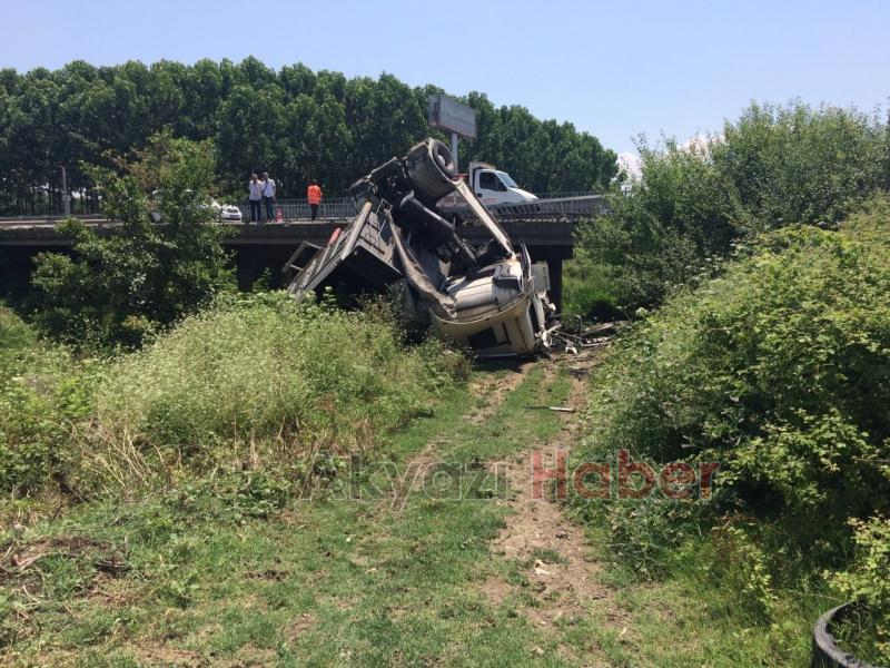 Hakimiyetini Kaybeden Tır Şoförü Köprüden Şarampole Uçtu