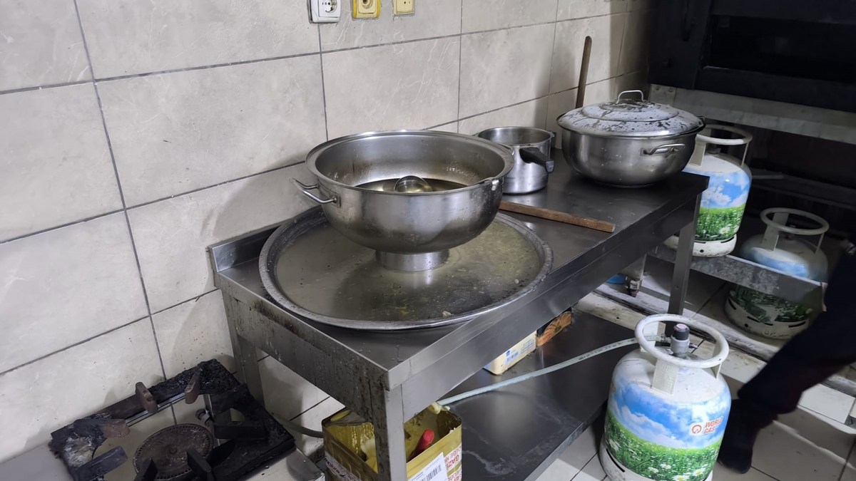 Hamurun ayak ile çiğnendiği imalathaneden yeni görüntüler