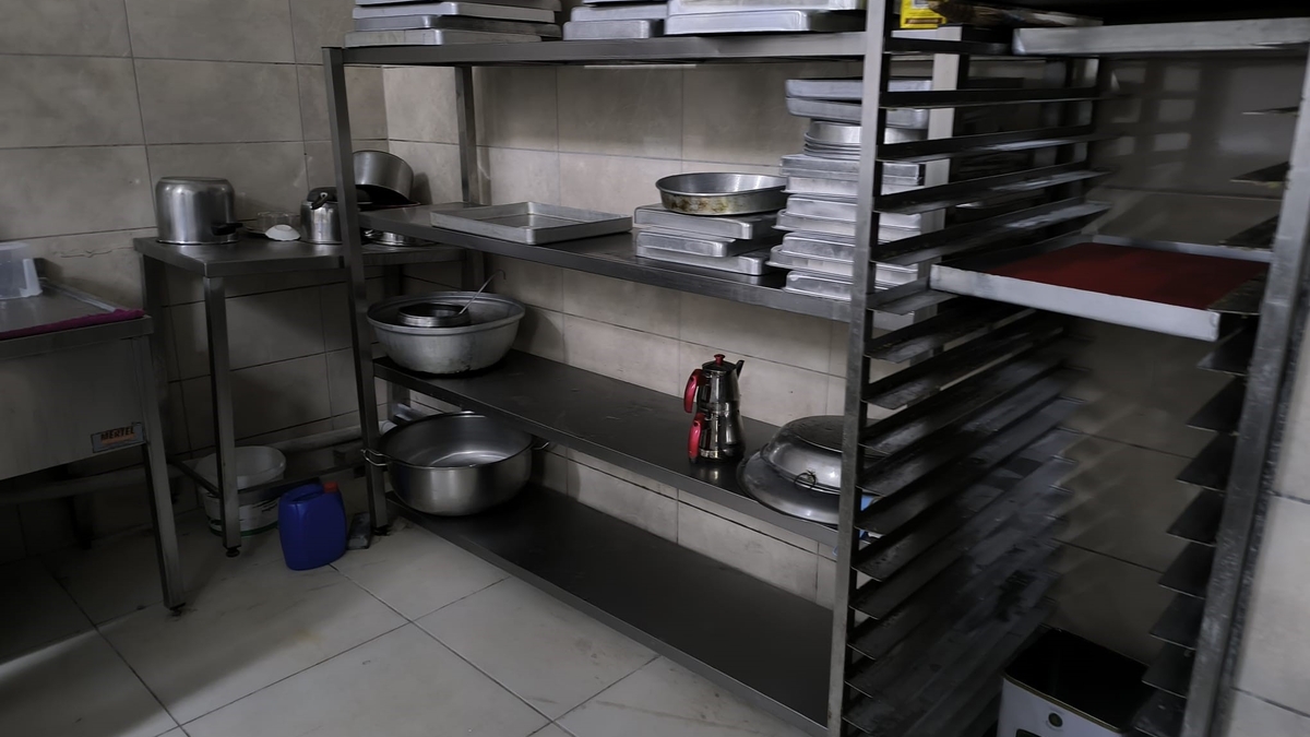 Hamurun ayak ile çiğnendiği imalathaneden yeni görüntüler