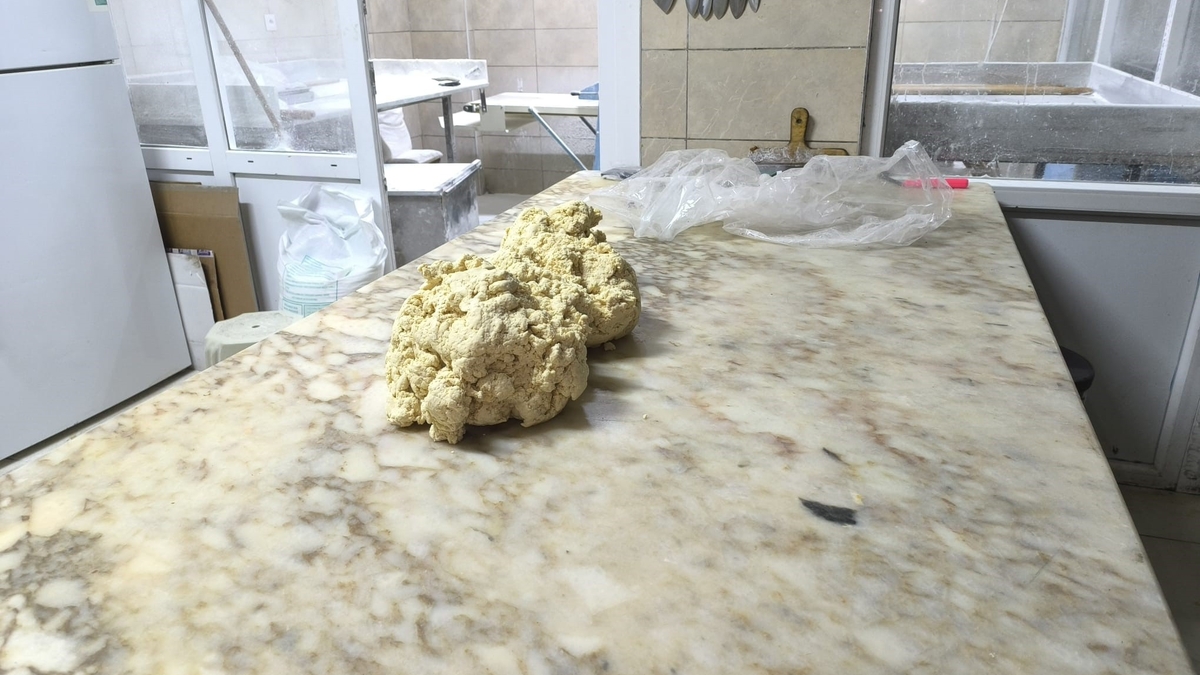 Hamurun ayak ile çiğnendiği imalathaneden yeni görüntüler