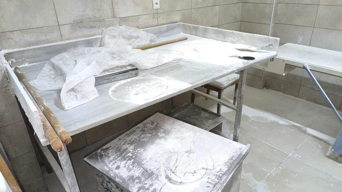 Hamurun ayak ile çiğnendiği imalathaneden yeni görüntüler