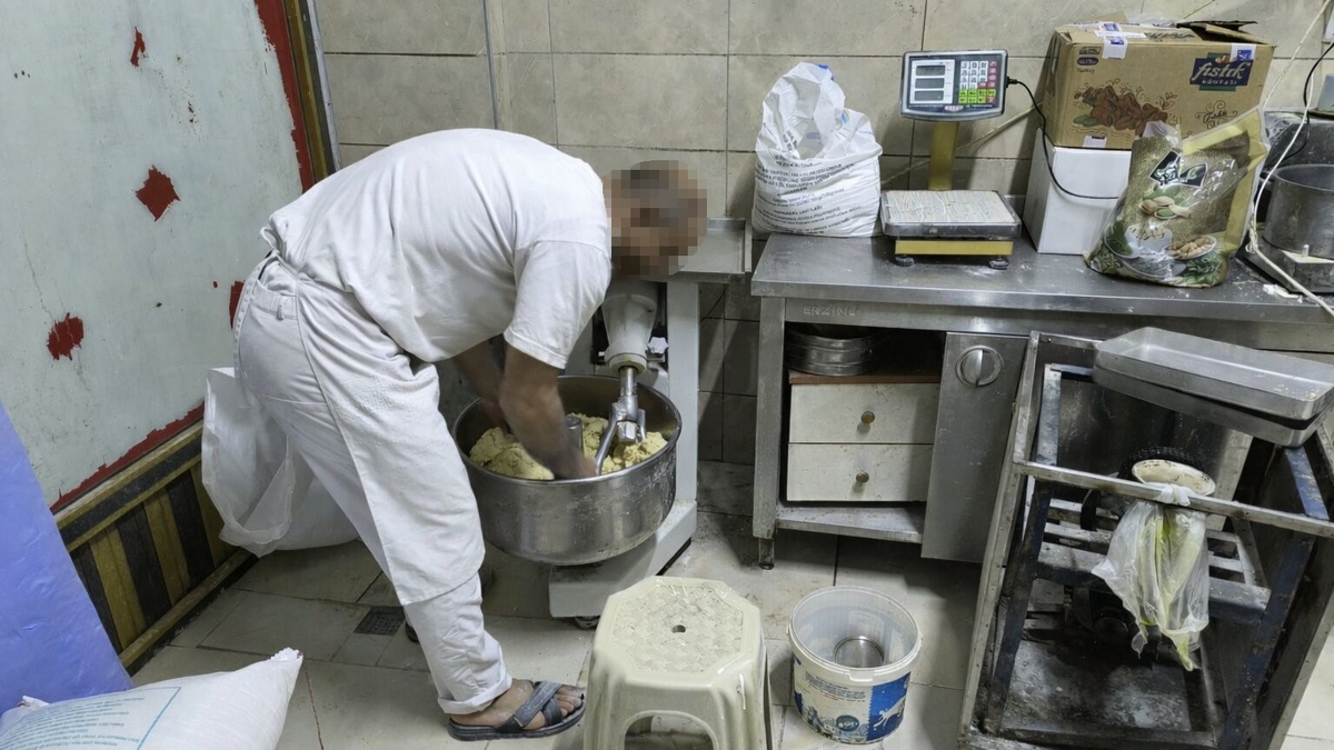 Hamurun ayak ile çiğnendiği imalathaneden yeni görüntüler