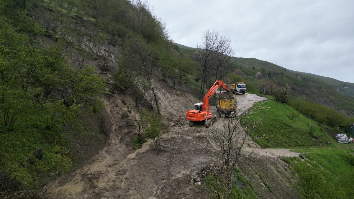 Hanyatak yolu heyelanda kapanmıştı, ekipler çalışıyor