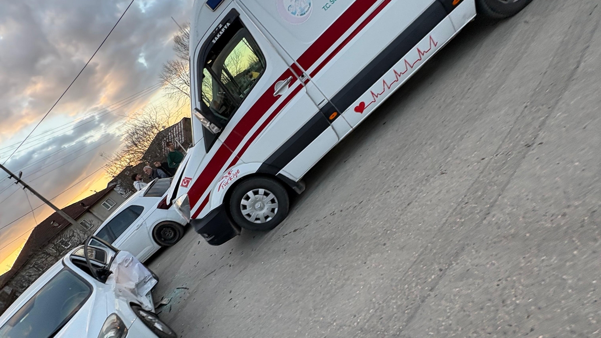 Hasta taşıyan ambulans otomobille çarpıştı