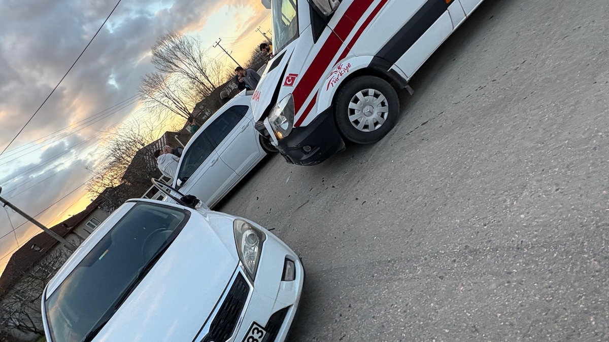 Hasta taşıyan ambulans otomobille çarpıştı