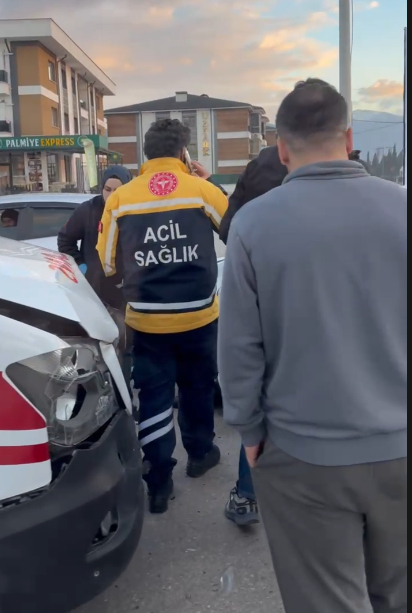 Hasta taşıyan ambulans otomobille çarpıştı