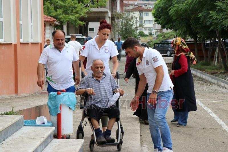 Hasta ve engelliler sandığa taşındı