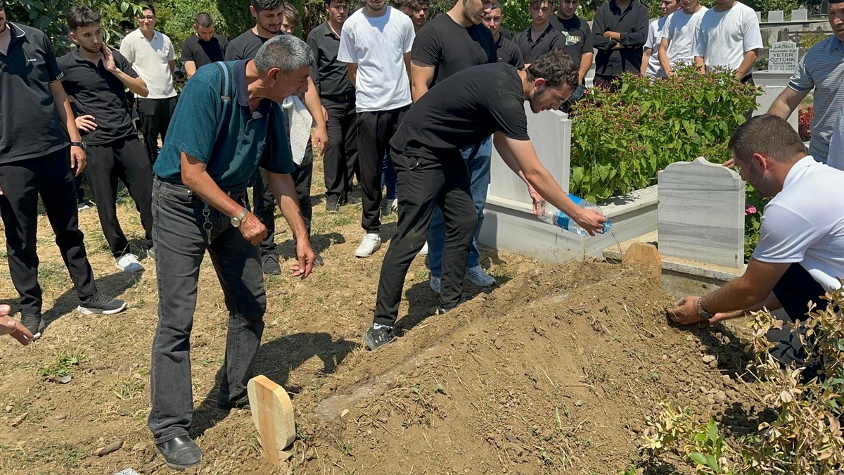 Hastalığa Yenik Düştü, Dualarla Uğurlandı: Zeynep Çalıkoğlu’na Veda