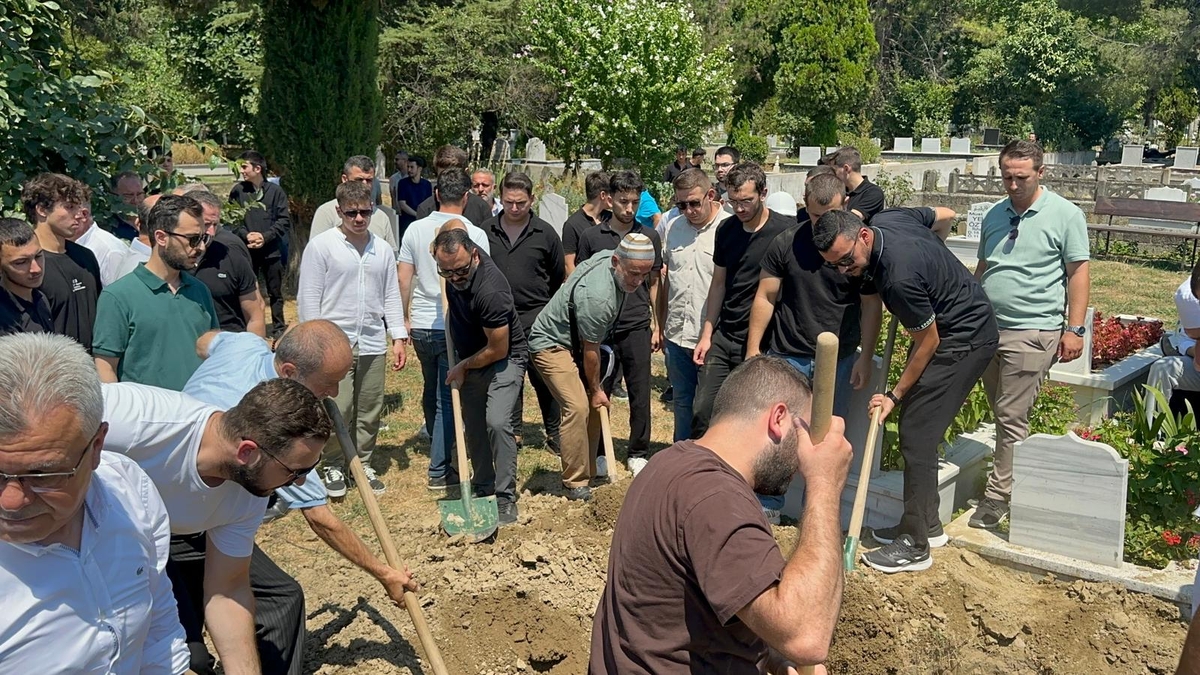 Hastalığa Yenik Düştü, Dualarla Uğurlandı: Zeynep Çalıkoğlu’na Veda