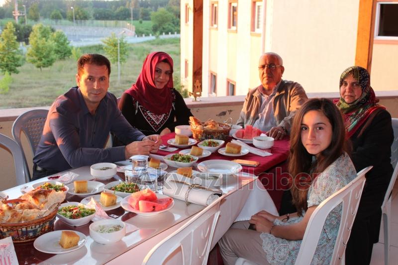 Hastane personeli iftarda bir araya geldi