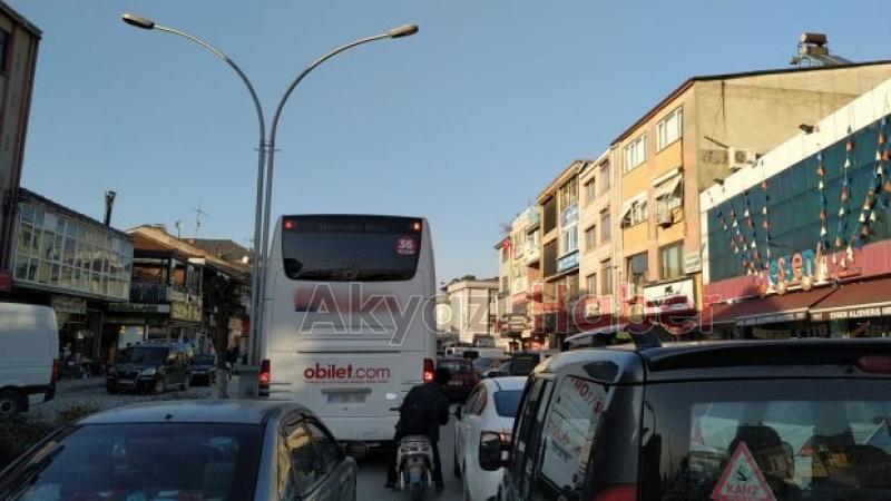 Hatalı park yaptı trafiği kilitledi