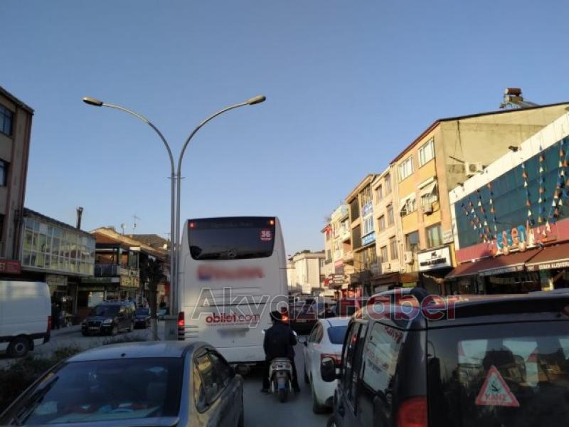 Hatalı park yaptı trafiği kilitledi