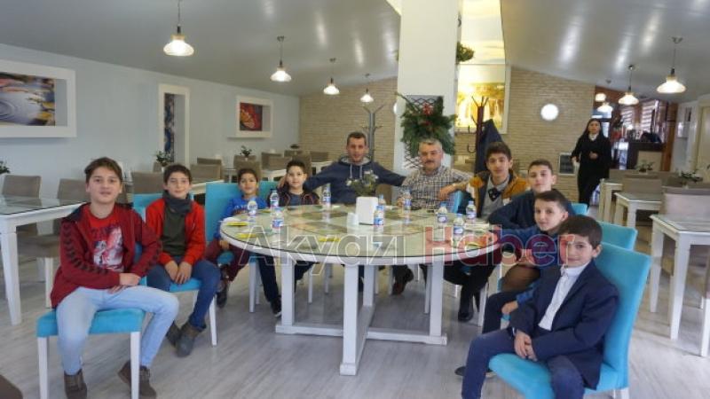 Haydi Çocuklar Camiye  projesine katılan Çocuklara yemek sürprizi