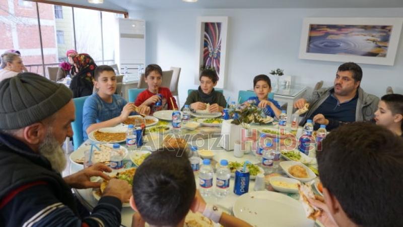 Haydi Çocuklar Camiye  projesine katılan Çocuklara yemek sürprizi