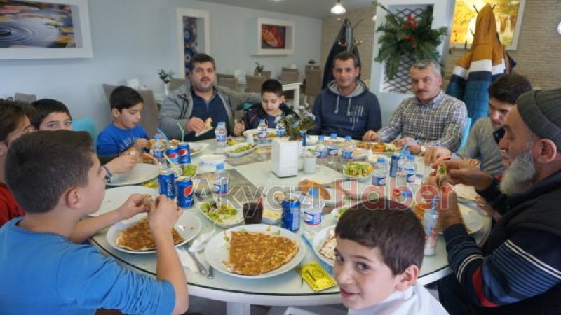 Haydi Çocuklar Camiye  projesine katılan Çocuklara yemek sürprizi