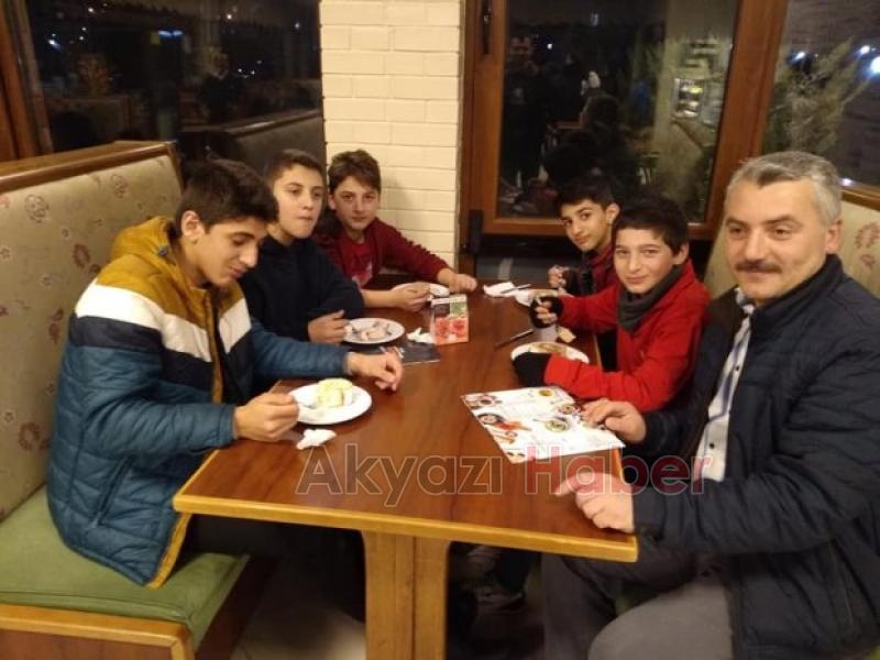 Haydi Çocuklar Camiye  projesine katılan Çocuklara yemek sürprizi