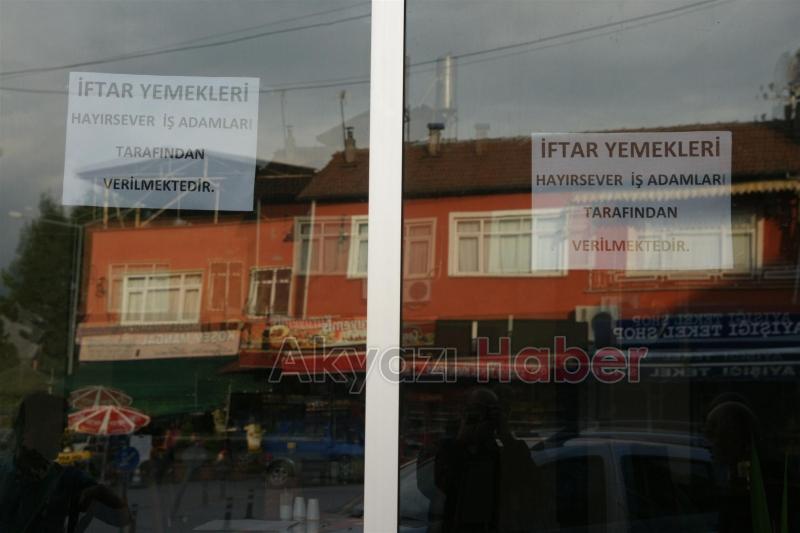 HAYIRSEVER GÖNÜLLERİN İFTAR SOFRASINI AKBELDE KURUYOR