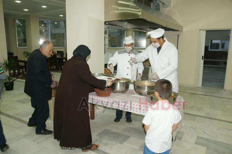 HAYIRSEVER GÖNÜLLERİN İFTAR SOFRASINI AKBELDE KURUYOR
