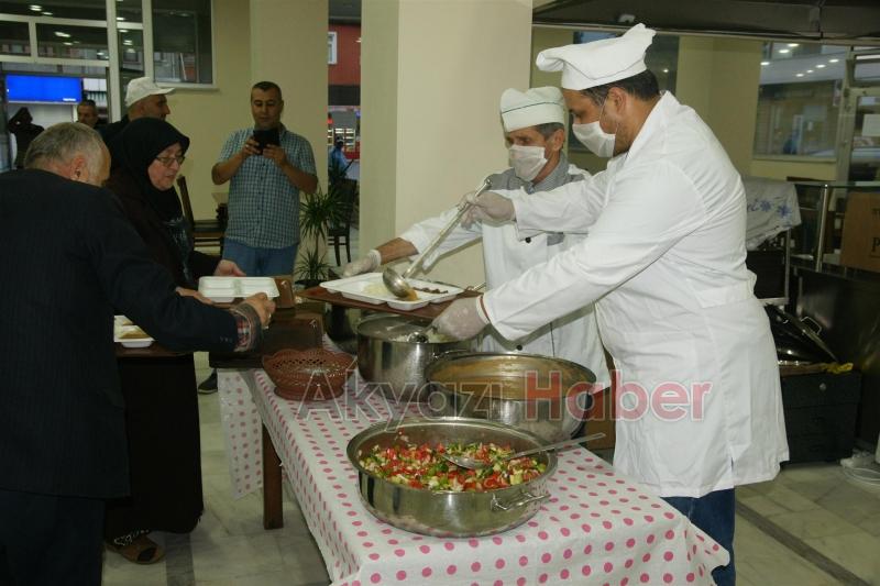 HAYIRSEVER GÖNÜLLERİN İFTAR SOFRASINI AKBELDE KURUYOR