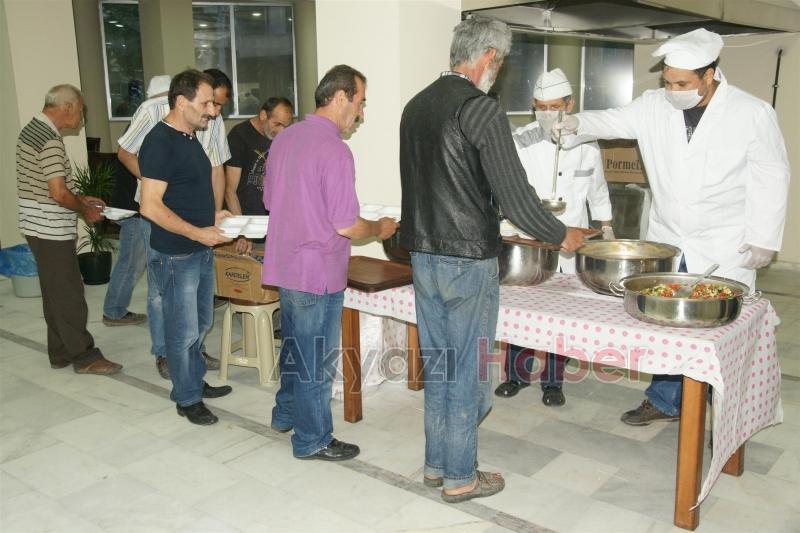 HAYIRSEVER GÖNÜLLERİN İFTAR SOFRASINI AKBELDE KURUYOR