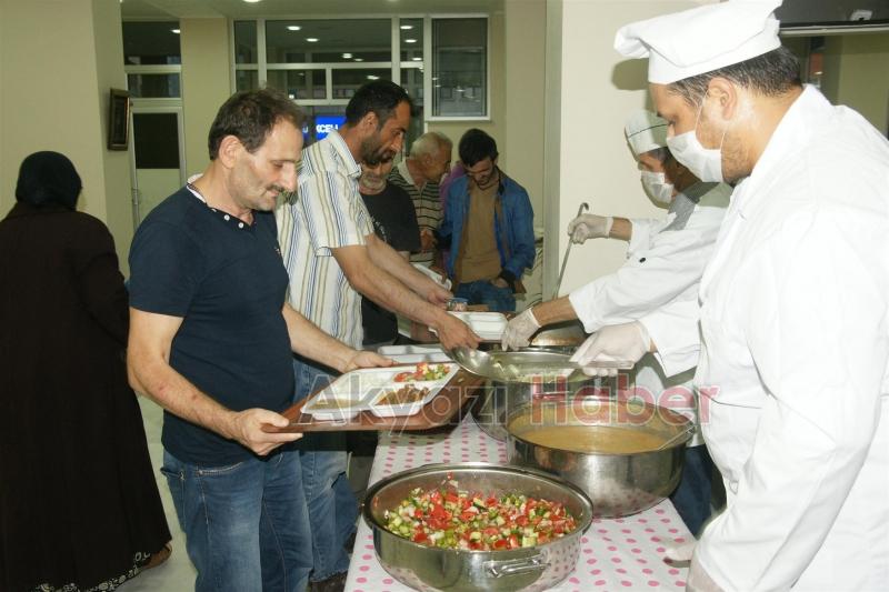 HAYIRSEVER GÖNÜLLERİN İFTAR SOFRASINI AKBELDE KURUYOR
