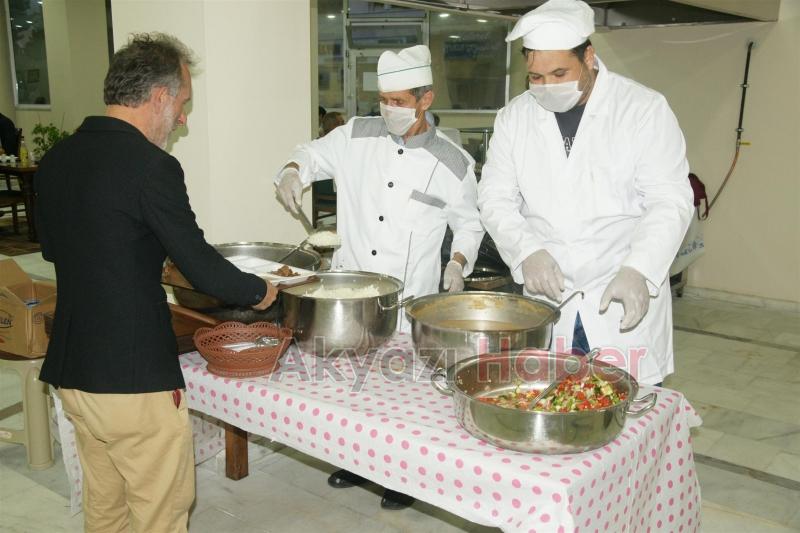 HAYIRSEVER GÖNÜLLERİN İFTAR SOFRASINI AKBELDE KURUYOR