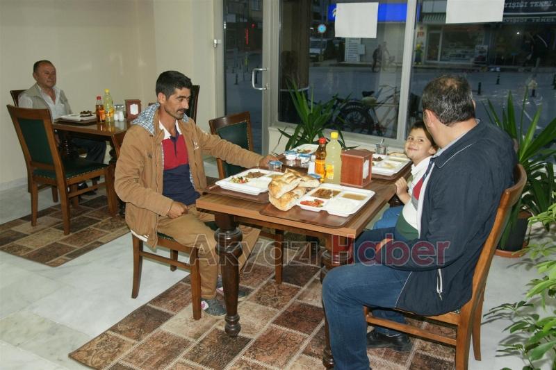 HAYIRSEVER GÖNÜLLERİN İFTAR SOFRASINI AKBELDE KURUYOR