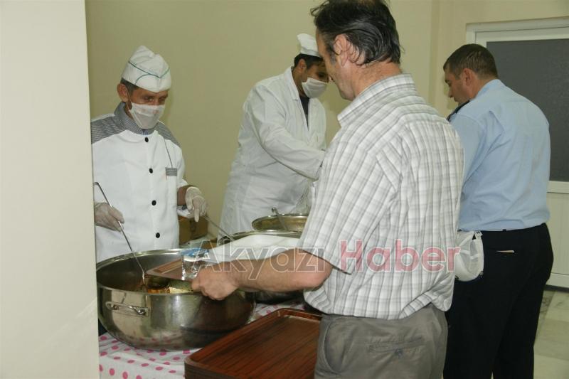 HAYIRSEVER GÖNÜLLERİN İFTAR SOFRASINI AKBELDE KURUYOR