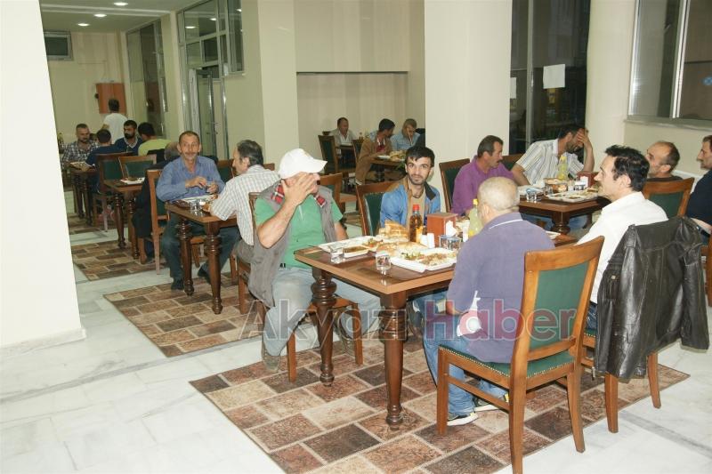 HAYIRSEVER GÖNÜLLERİN İFTAR SOFRASINI AKBELDE KURUYOR