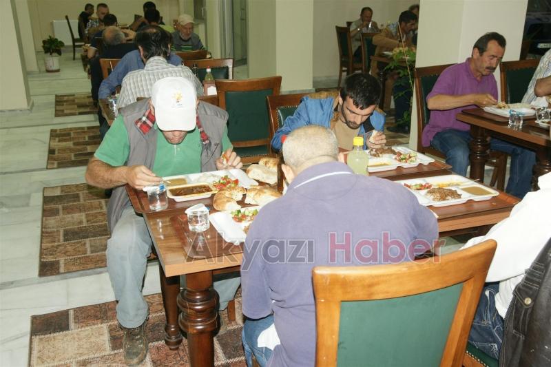 HAYIRSEVER GÖNÜLLERİN İFTAR SOFRASINI AKBELDE KURUYOR