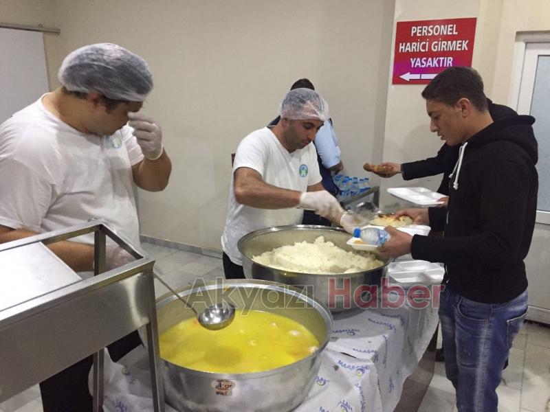HAYIRSEVER GÖNÜLLÜLERİN İFTAR SOFRALARI AŞEVİNDE HALKLA BULUŞUYOR