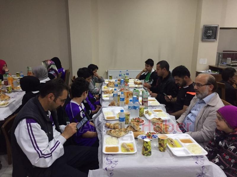 HAYIRSEVER GÖNÜLLÜLERİN İFTAR SOFRALARI AŞEVİNDE HALKLA BULUŞUYOR