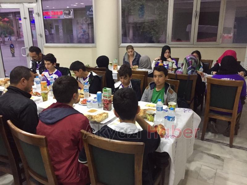 HAYIRSEVER GÖNÜLLÜLERİN İFTAR SOFRALARI AŞEVİNDE HALKLA BULUŞUYOR