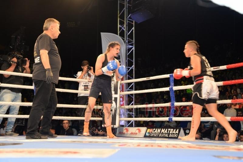 Hendek Bayraktepe Arenada Kick Boks fırtınası nefes kesti