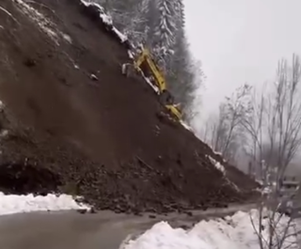 Hendek-Kocaali yolunda heyelan; ulaşıma kapandı