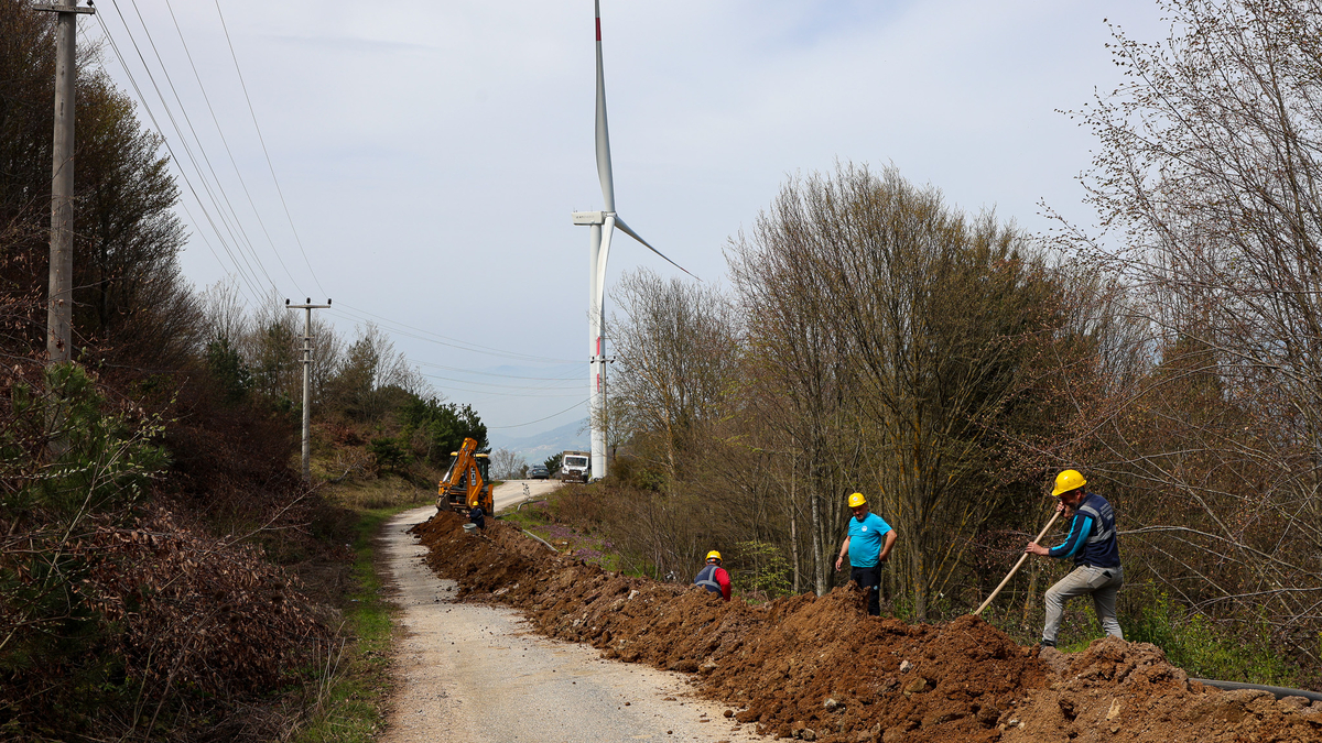 Heyelanda zarar gören hattını güçlü bir temelle sil baştan yeniledi