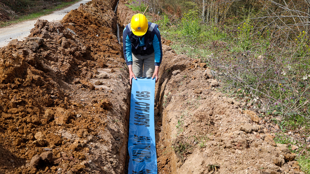 Heyelanda zarar gören hattını güçlü bir temelle sil baştan yeniledi