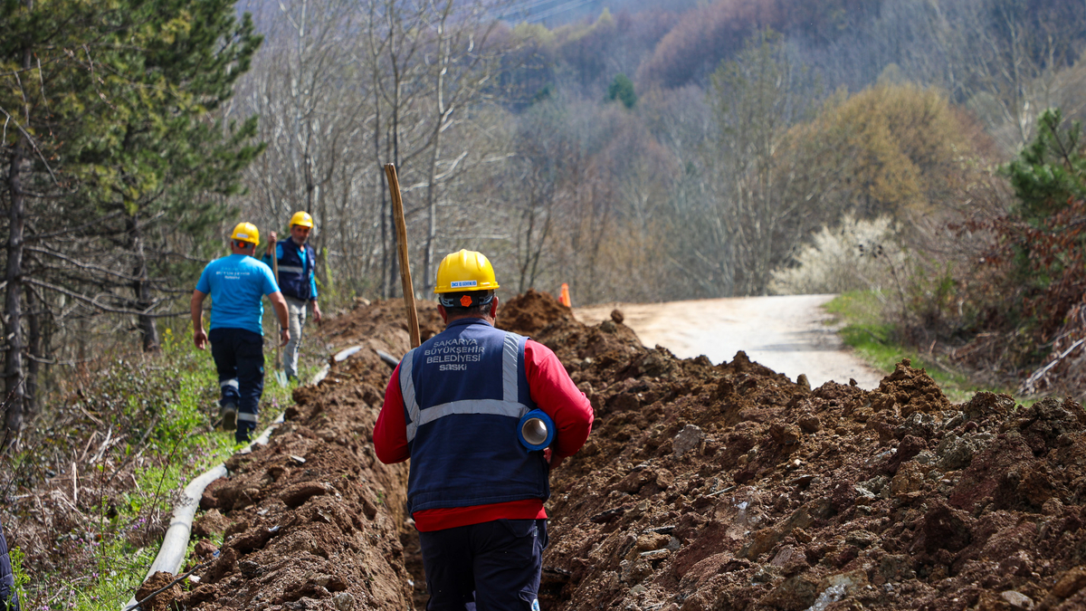 Heyelanda zarar gören hattını güçlü bir temelle sil baştan yeniledi