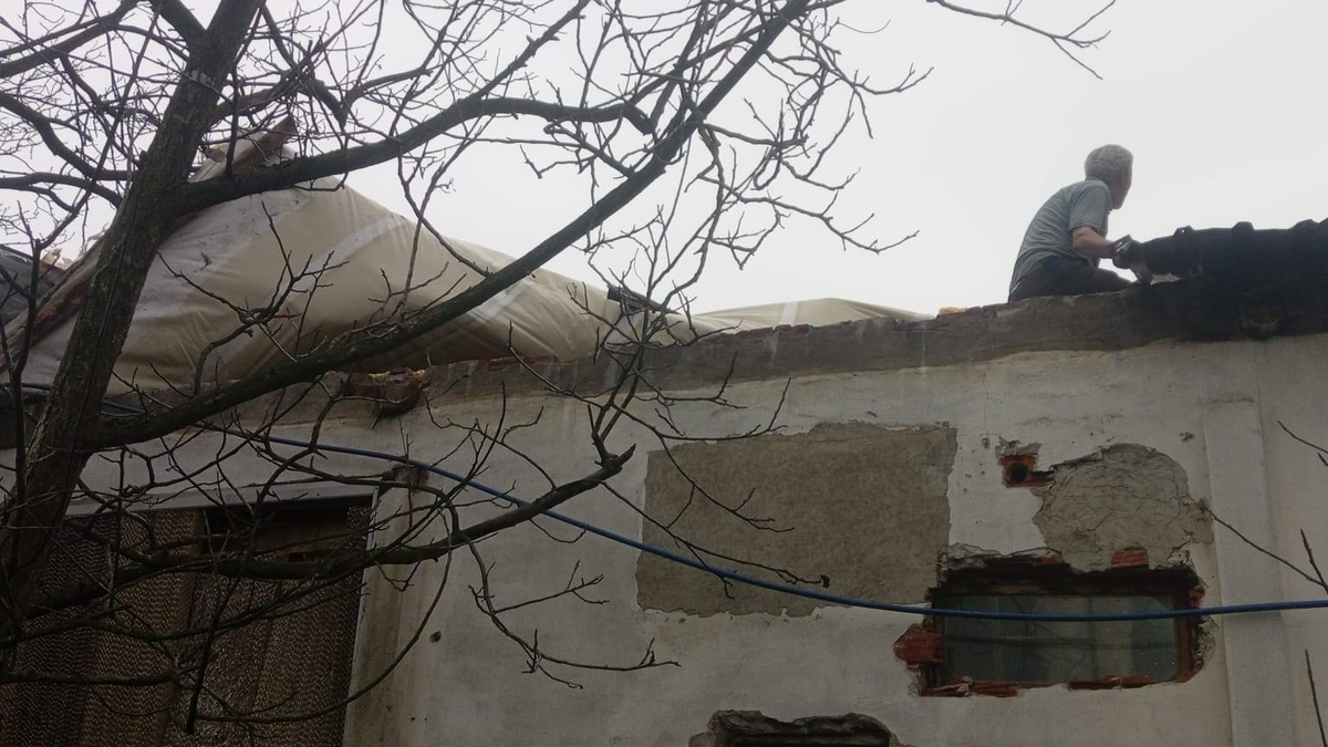 Hortum çatıyı uçurdu, tavuklar telef oldu