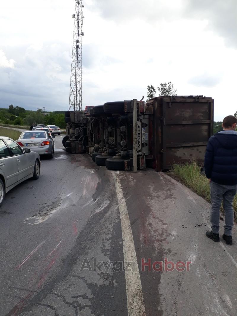   Hurda Yüklü Tır Devrildi
