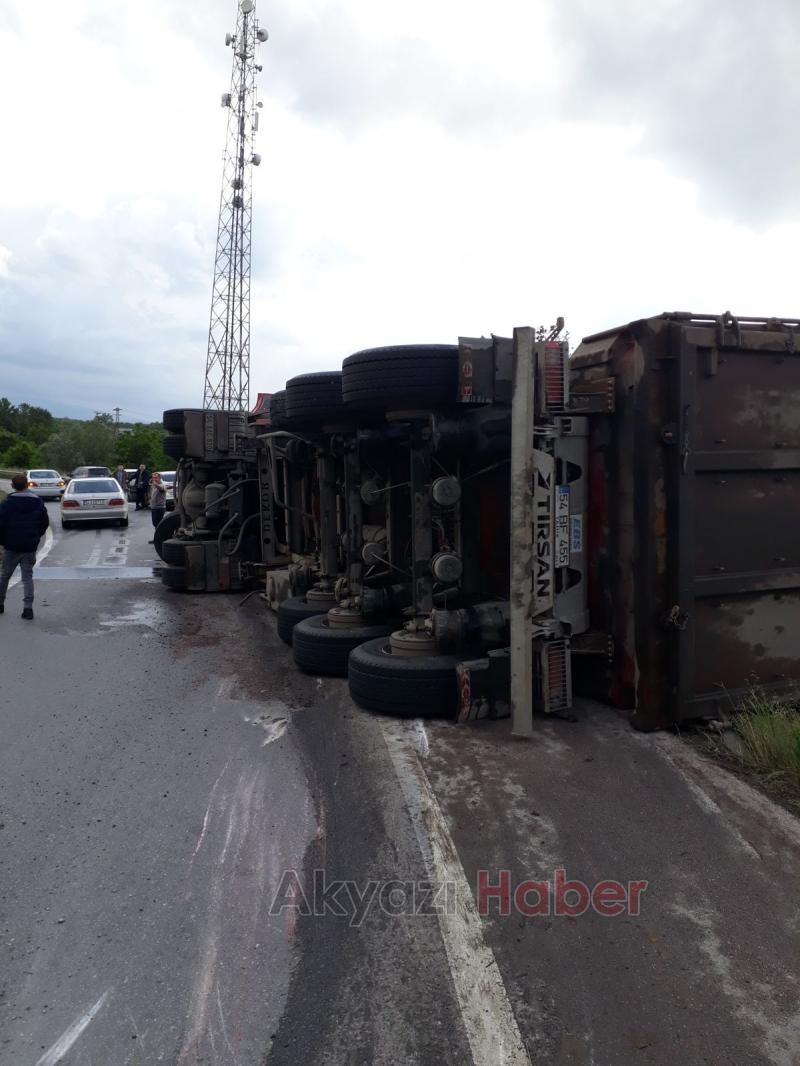   Hurda Yüklü Tır Devrildi