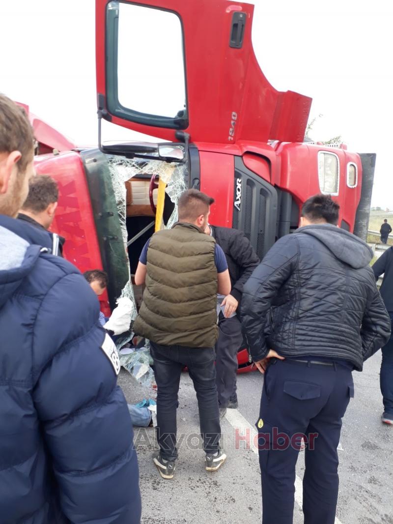   Hurda Yüklü Tır Devrildi