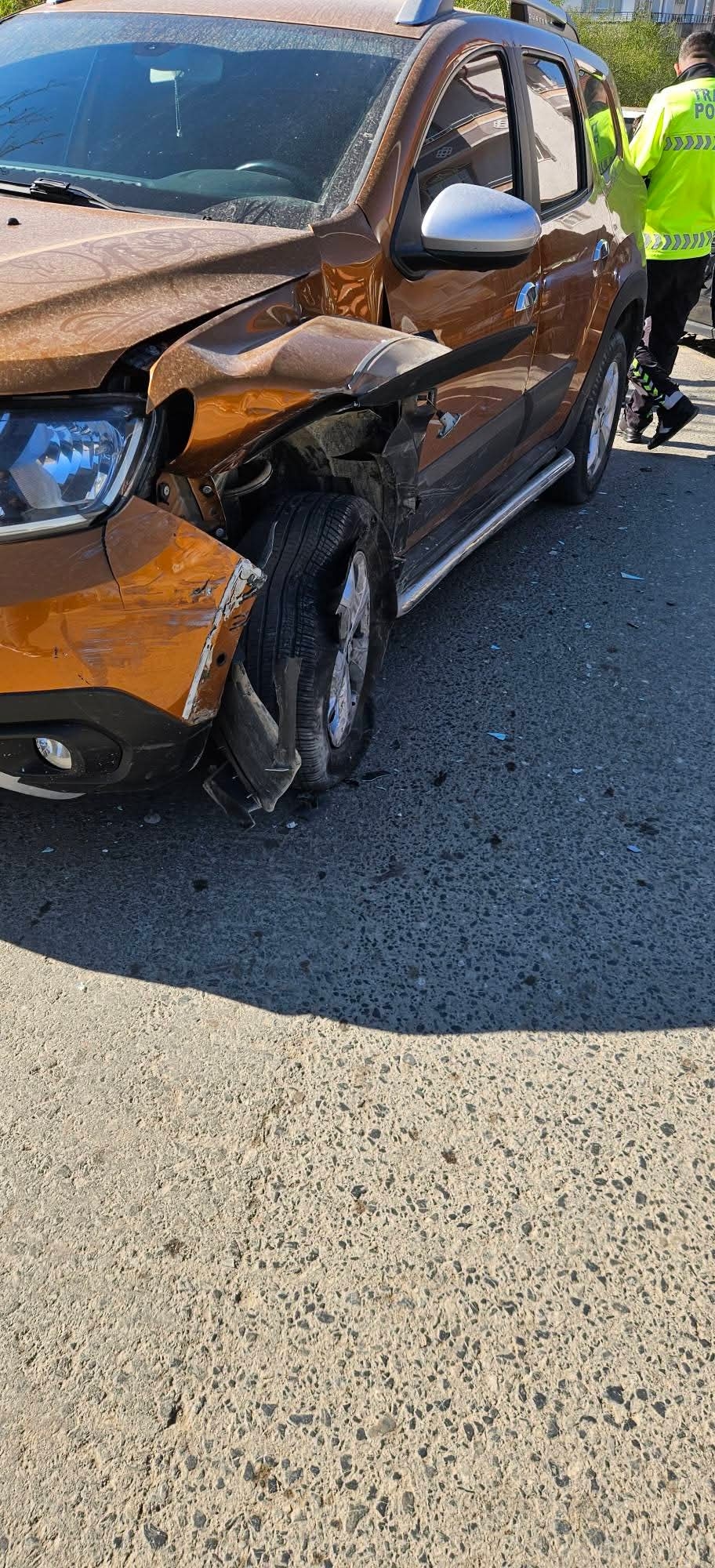 İki araç kafa kafaya girdi: 1 yaralı