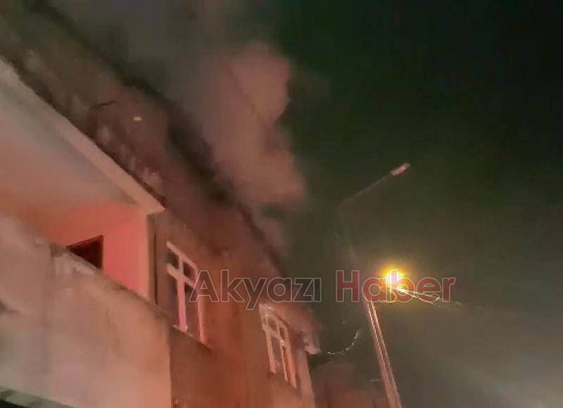 İki katlı evin çatısı Yangında kül oldu