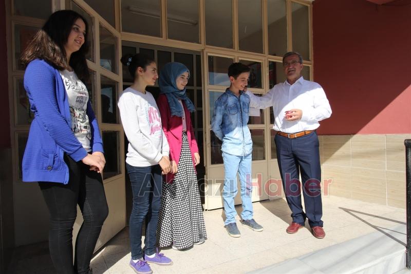 İL GENELİ BİLGİ YARIŞMASINDA BAŞARI ELDE EDEN VAKIF ORTAOKULU ÖĞRENCİLERİNE BAŞKANDAN ALTIN