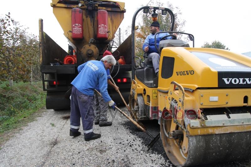İLÇE GENELİNDE ASFALT SERİMİ ve YAMA ÇALIŞMALARI SÜRÜYOR