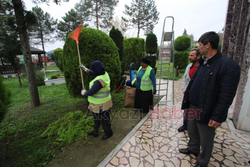 İLÇE GENELİNDE CAMİİ BAHÇELERİNİ GÜZELLEŞTİRİYOR